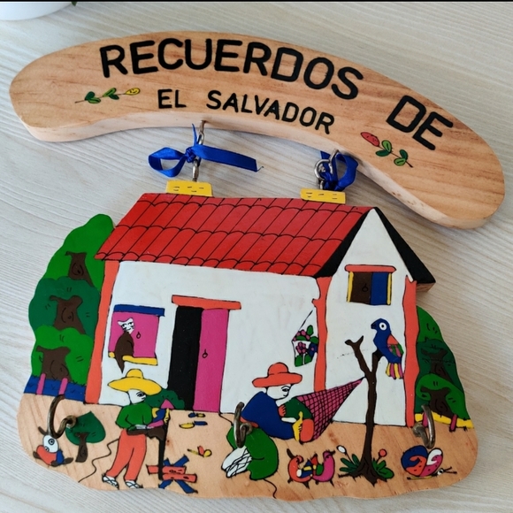 Artesian Wood Key Holder "Recuerdos De El Salvador"(Memories of El Salvador) - Picture 4 of 4